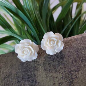 White Flower stud Earrings💥3 for $12💥